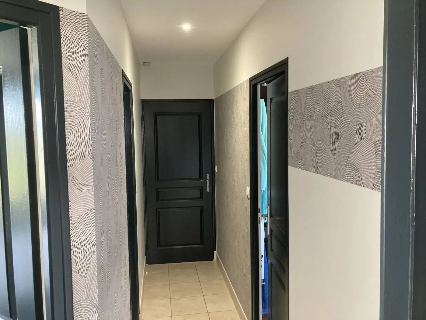 Couloir en peinture et papier peint 