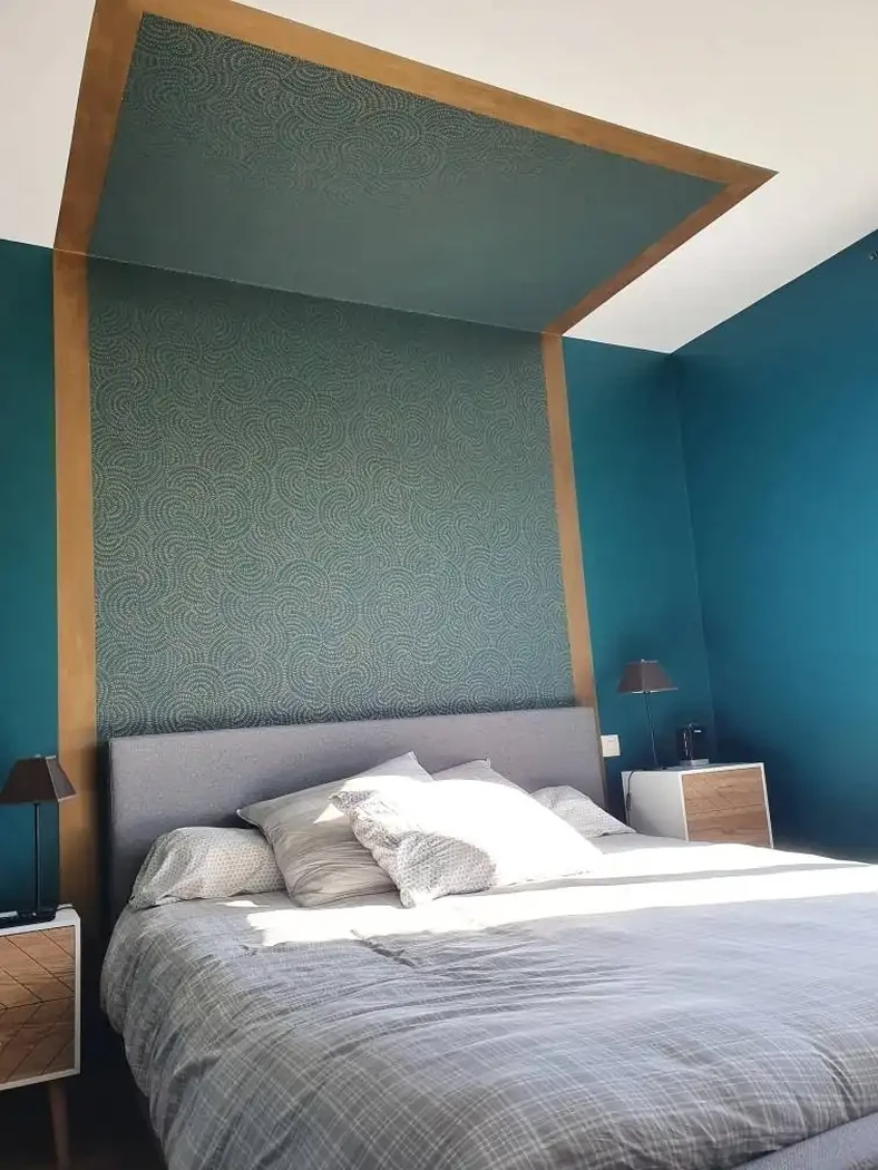 Chambre en peinture et papier peint 