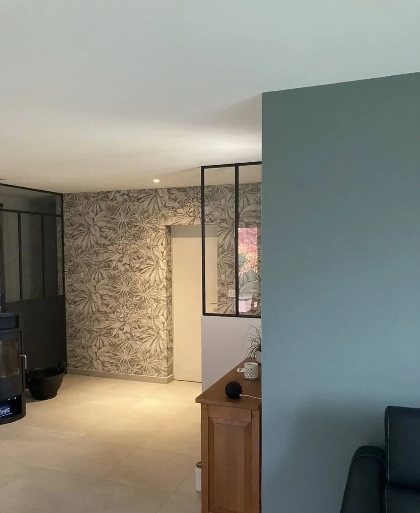 Entrée/salon en peinture et papier peint