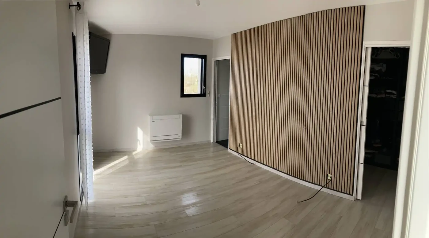 Peinture et pose de parement bois en tête de lit