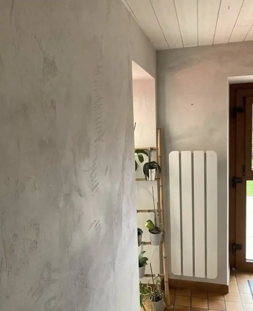 Cuisine et cage d’escalier en enduit à la chaux avec création de décors 