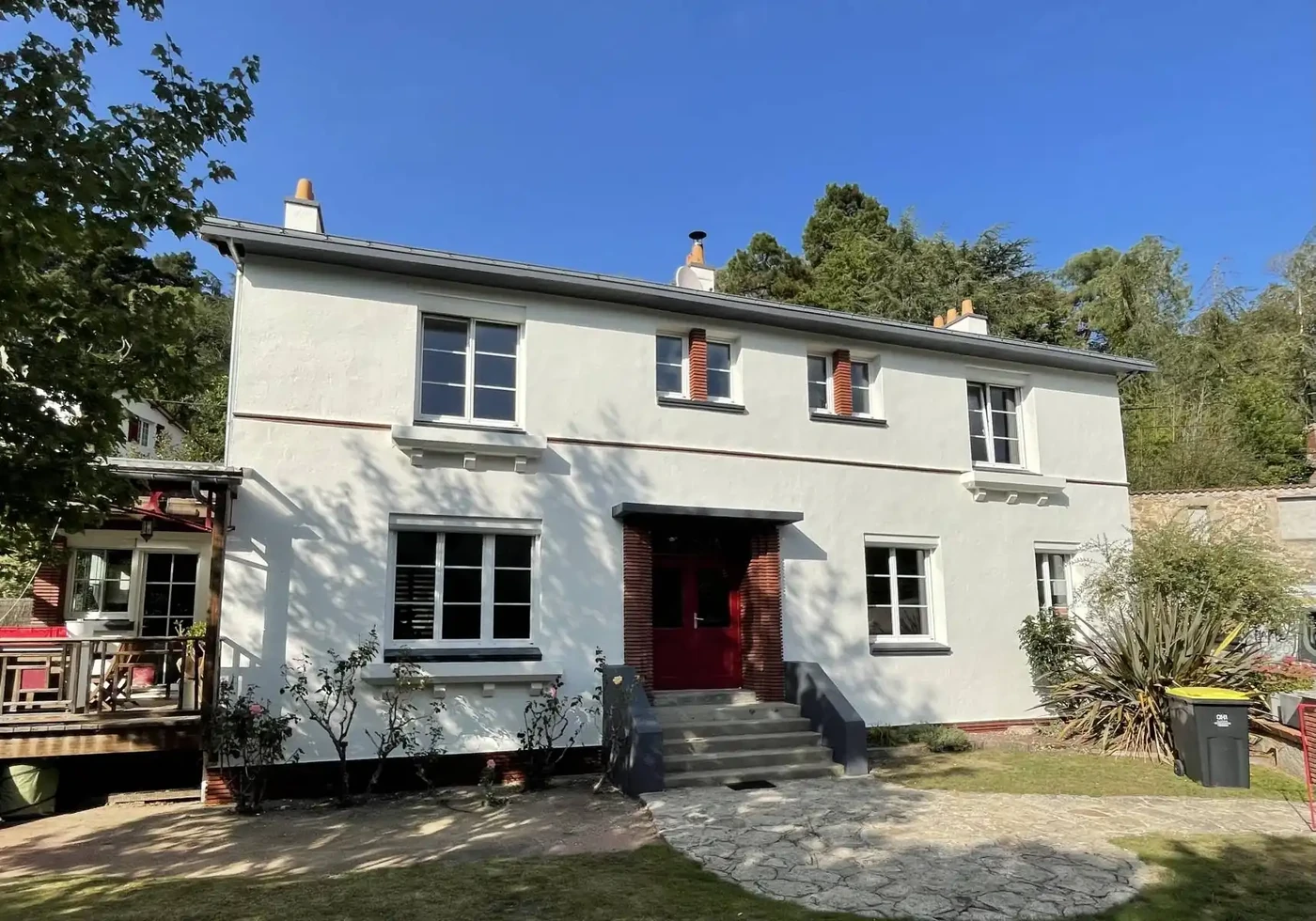 Ravalement de façade complet (murs, dessous de toit, cheminée et traitement des briques)